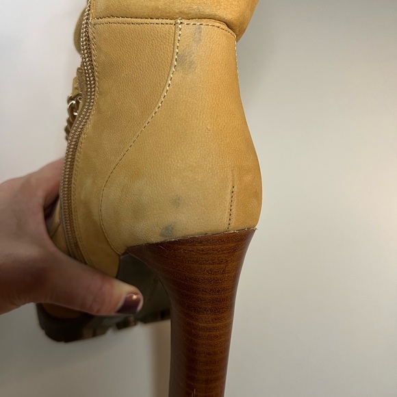 KARL LAGERFELD Lug Sole Cushioned Victoria Round Toe Zip-Up Leather Dress Bootie - Picture 9 of 14